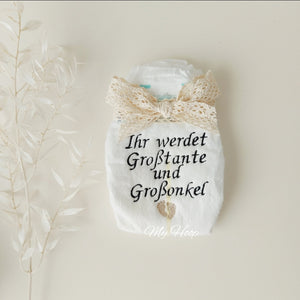 Bestickte Babywindel -Babyankündigung- creme -