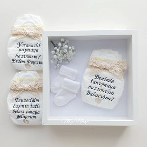 Windelrahmen + 2 Windeln - Babyankündigungsset beige Schleife + Füße -